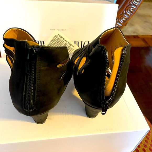 COMFORTVIEW BLACK SHOES WITH STRAPS ACROSS AND ELASTIC FOR COMFORT ZIPPER BACK - Picture 4 of 9